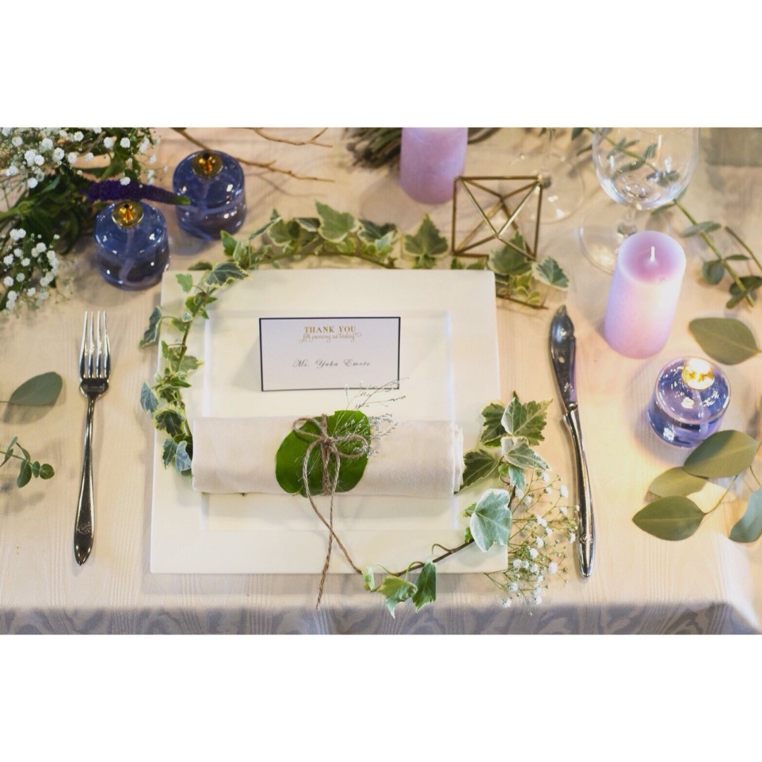 ナチュラル なテーブルコーディネート グリーンを散りばめたテーブルに パープルのキャンドルが彩りを添えます シンプルながらも こだわりの詰まったコーディネートです 披露宴会場 アンジェラフォンティーヌ 福岡県久留米の結婚式場
